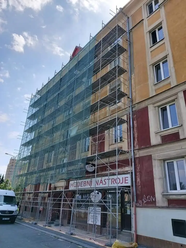 Reprofilace bosáží a nátěr fasády, O-Centrum, Cingrova – fotka 3 z 8