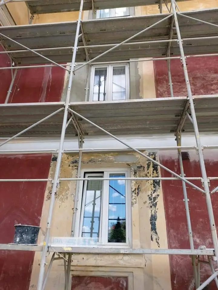 Reprofilace bosáží a nátěr fasády, O-Centrum, Cingrova – fotka 4 z 8