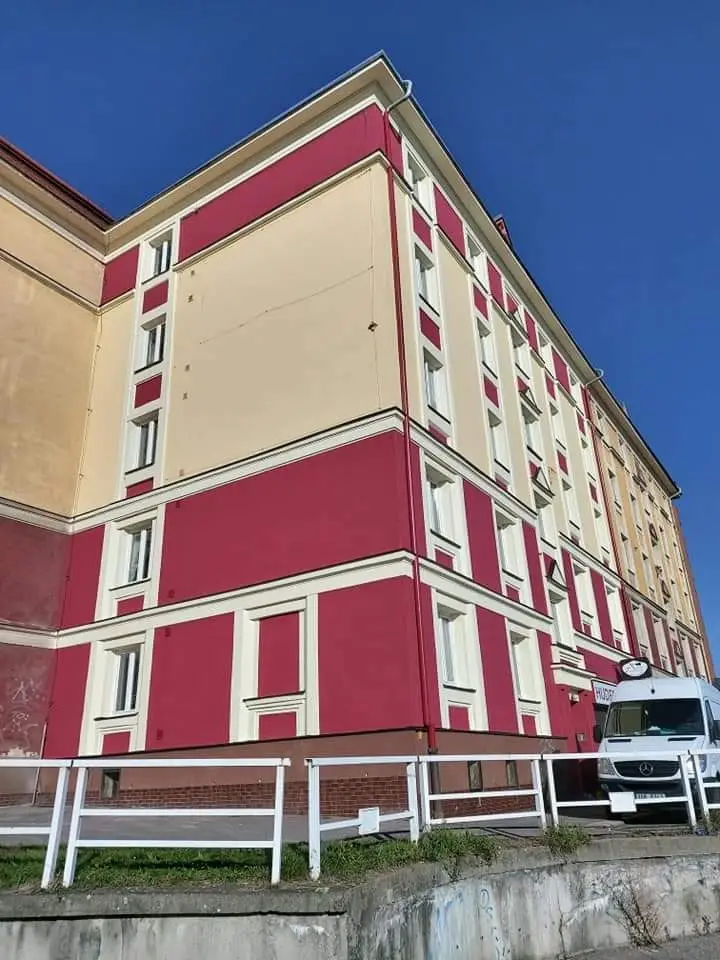 Reprofilace bosáží a nátěr fasády, O-Centrum, Cingrova – fotka 8 z 8